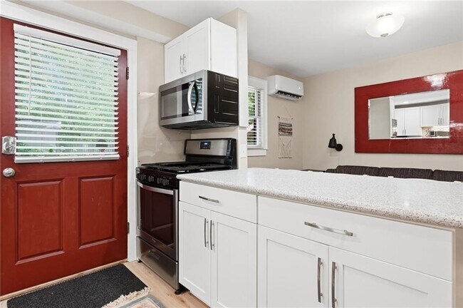 Building Photo - 826 Mentelle Dr NE
