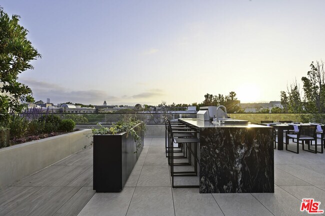 Building Photo - 350 N Palm Dr