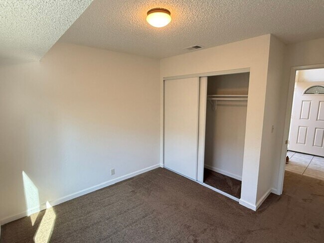 Building Photo - 512 Toyon Pl
