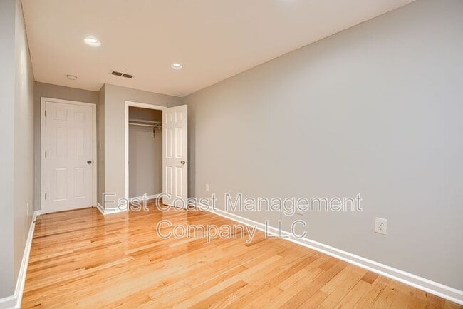 Building Photo - 2826 Huntingdon Ave