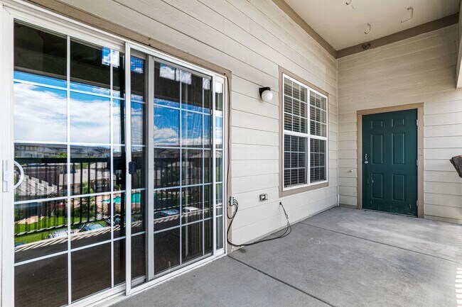 Building Photo - Awesome Penthouse Condo in Town Center Terrace!