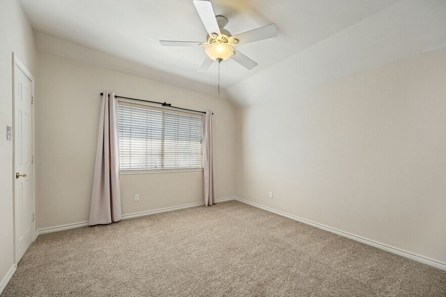 Building Photo - 2129 Argyle Dr