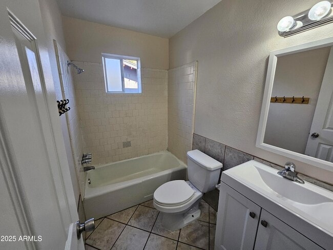 Building Photo - 513 N Apache Dr