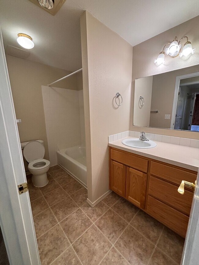 Building Photo - Spacious 4 bedroom 2 bath Home in North Al...