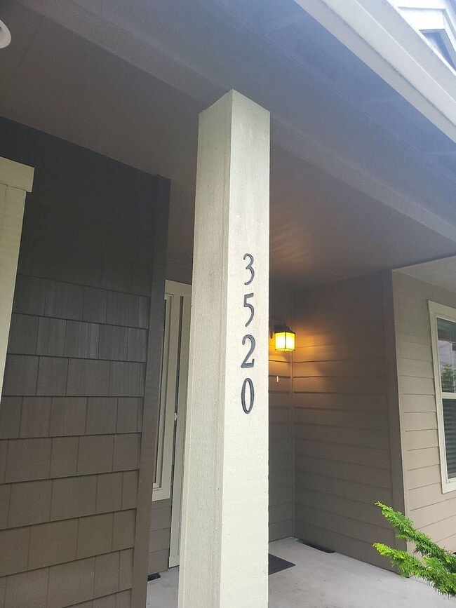 Building Photo - 3 bedroom town home in perfect location