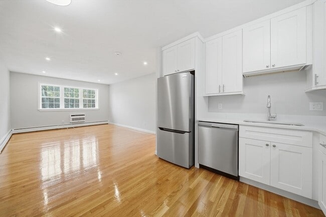 Building Photo - 11 Schubert St