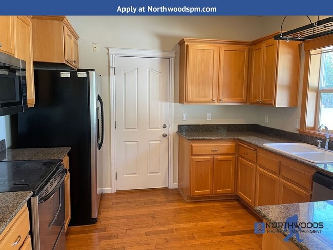 Building Photo - Beautiful 2 Story Home 3 Bdm/2.5 Bath in Q...