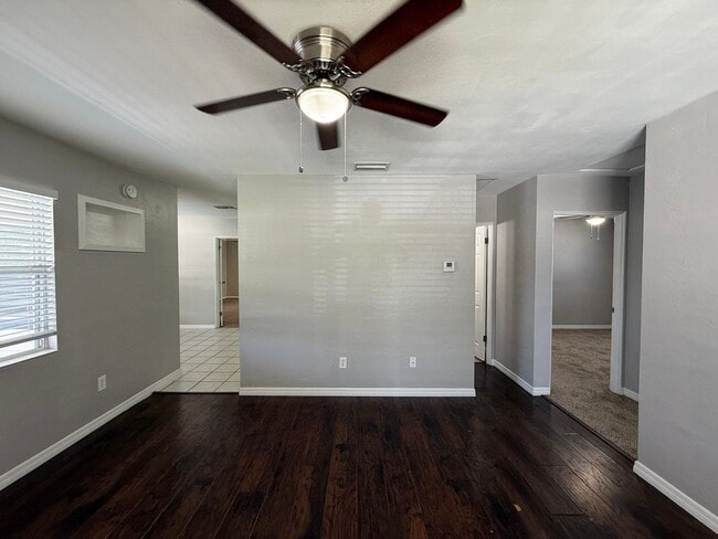 Building Photo - Available Now! Charming 3-Bedroom Home with Fenced Backyard in St. Petersburg!