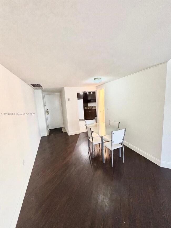 Building Photo - 801 Brickell Bay Dr