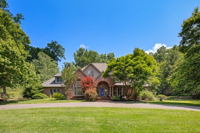 Building Photo - Spacious 6-Bedroom Furnished Home Near Asheville – Privacy, Comfort & Convenience!