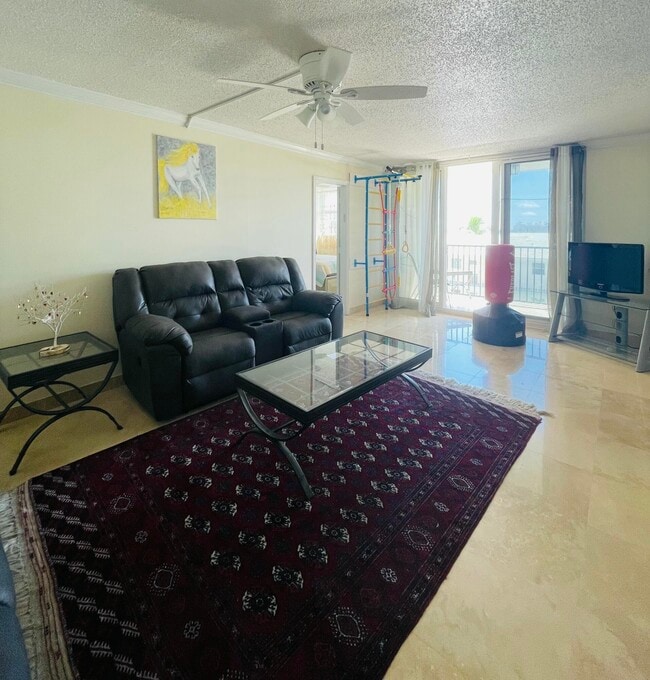 Building Photo - 1237 Hillsboro Mile