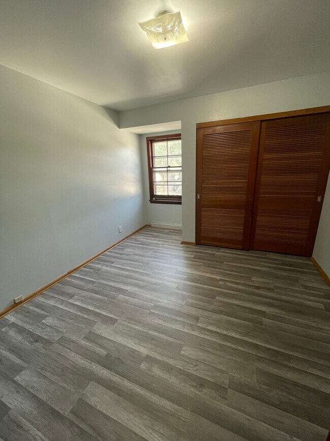 Building Photo - Large 3bed/1.5 bath unit!