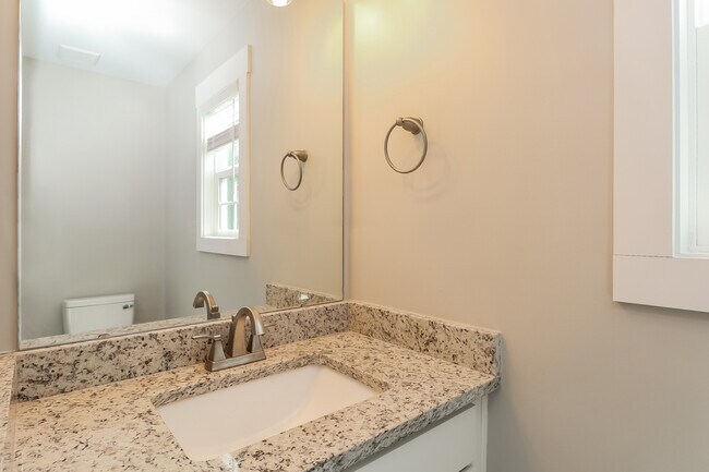 Building Photo - 913 N Boyce St