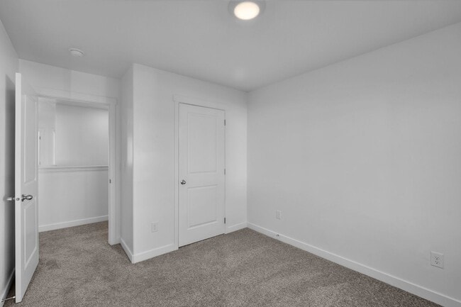 Building Photo - Comfortable and Spacious 4-Bedroom Townhom...