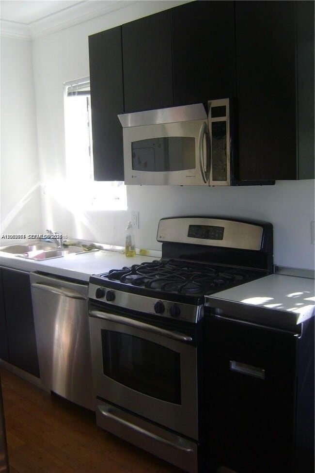 Building Photo - 4812 Pine Tree Dr