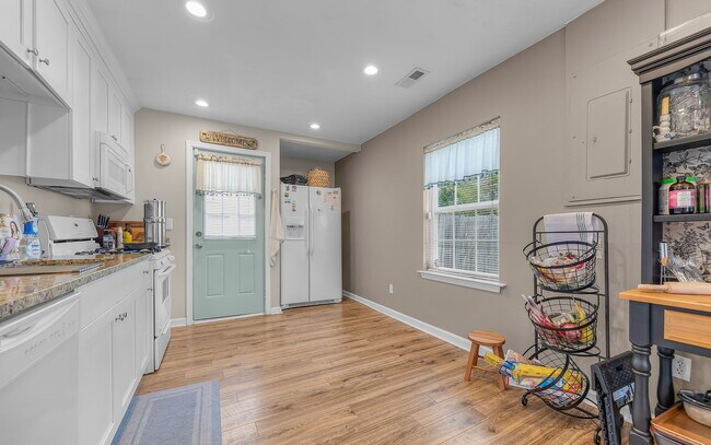 Building Photo - 2408 Sunset Dr