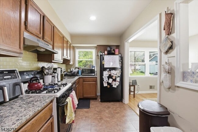 Building Photo - 23 Doremus St