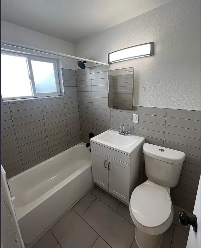 Building Photo - Beautiful 1 Bed Apartment with Reserved Parking Spots