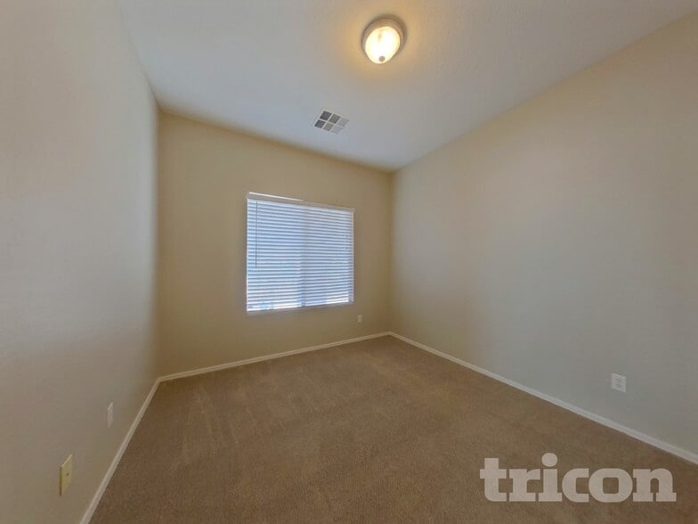 Building Photo - 442 E Cheyenne Rd