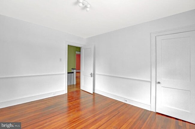 Building Photo - 121 Kensington Ave