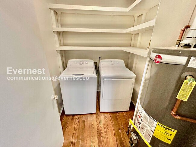 Building Photo - 210 Pinetree Cir