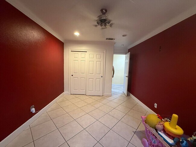 Building Photo - 942 Eaton Ave