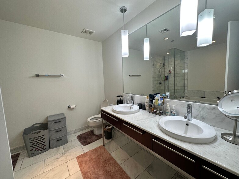 Building Photo - 4471 Dean Martin Dr