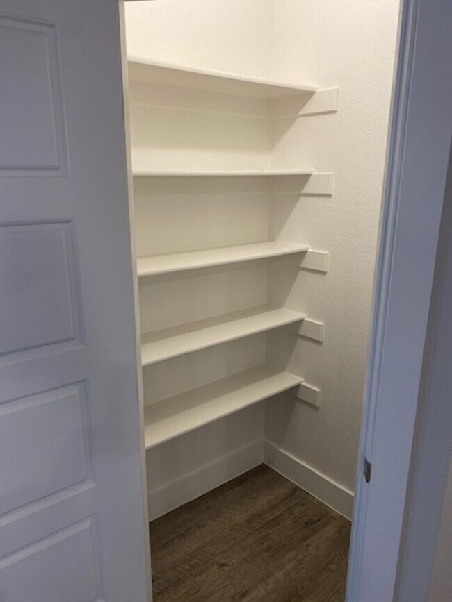 Building Photo - 4/2.5/2 - GREAT LOCATION near downtown and...