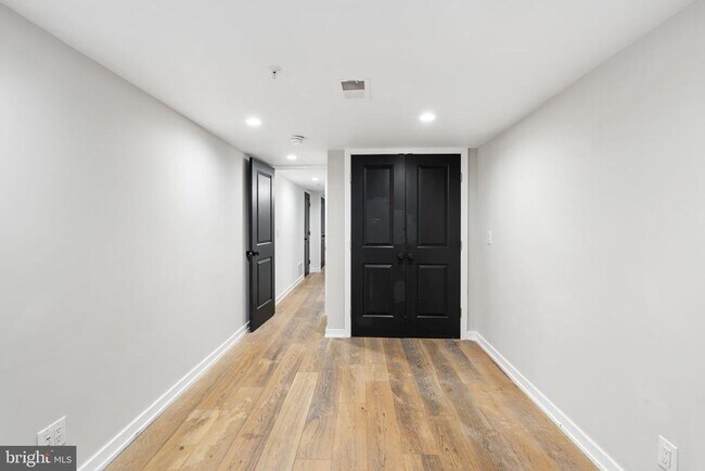 Building Photo - 2526 W Girard Ave