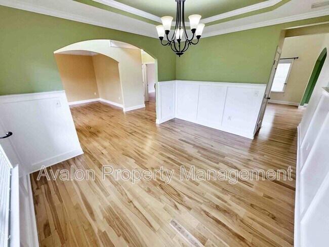 Building Photo - 2435 Manor View