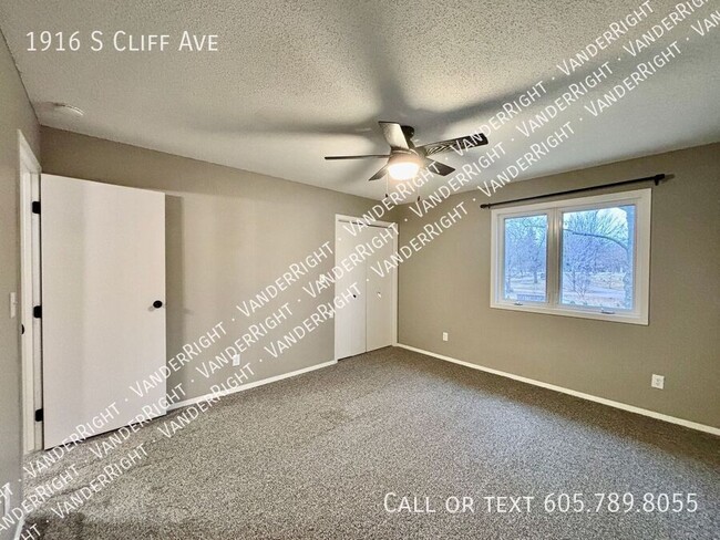 Building Photo - Updated 2 Bedroom 1.5 Bathroom Home with 2...