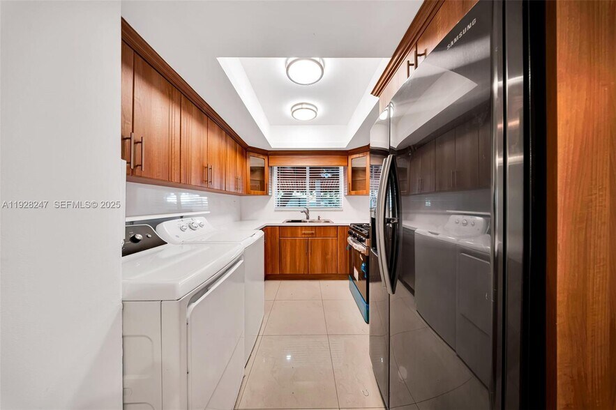 Building Photo - 7417 Twin Sabal Dr