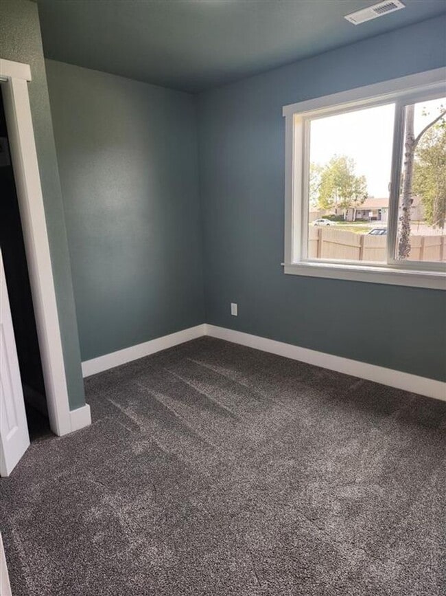 Building Photo - 5 bedroom in Briarwood - Water/Sewer/Trash PAID