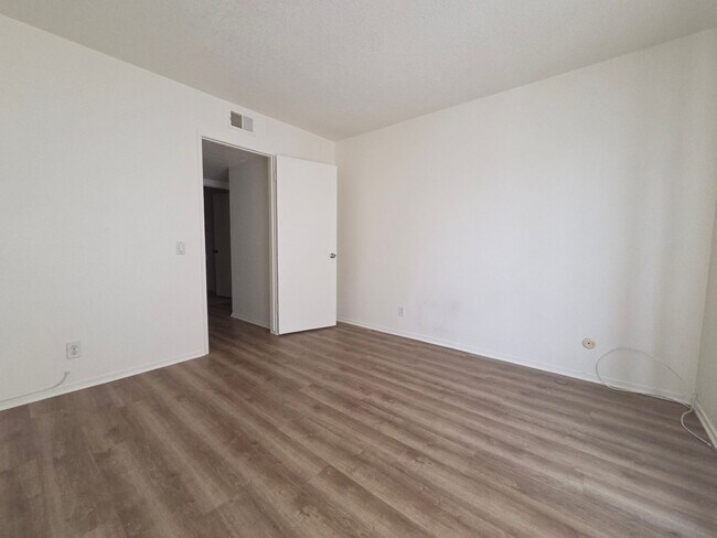 Building Photo - Spacious 2 Bedroom 2 Bath Upstairs Condominium