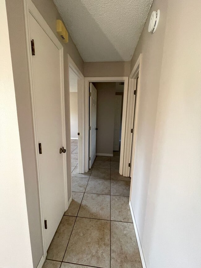 Building Photo - MOVE IN SPECIAL-Nice 2/1 Duplex Home for Rent in St. Cloud