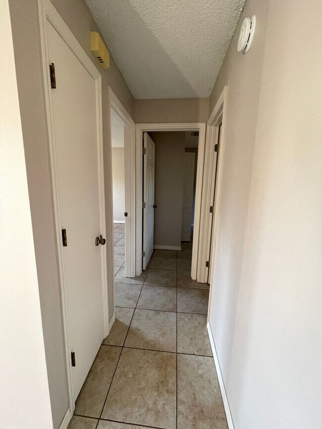 Building Photo - Nice 2/1 Duplex Home for Rent in St. Cloud