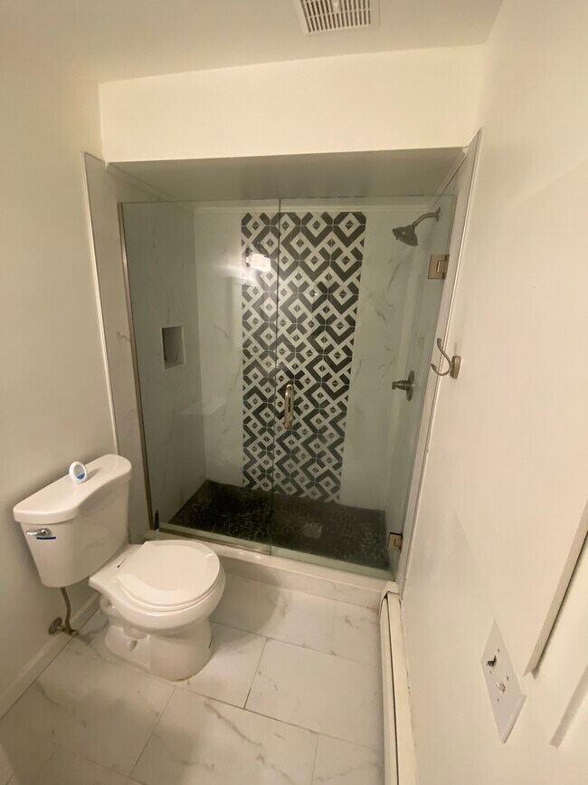 Building Photo - 719 E Walled Lake Dr