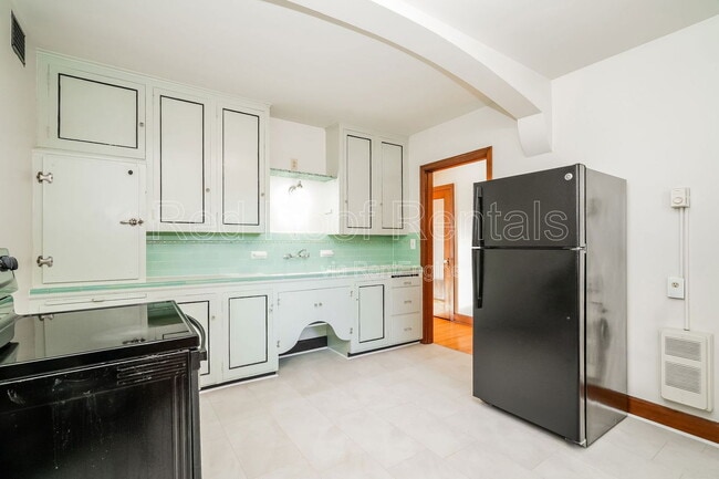 Building Photo - 1325 6th Ave