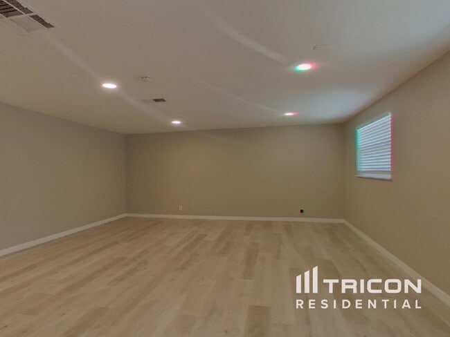 Building Photo - 1124 Jadewood Ave