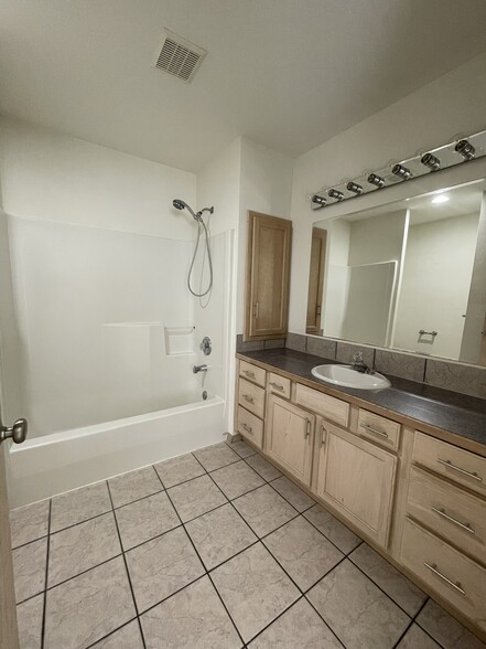 Building Photo - 1482 Estate Pl