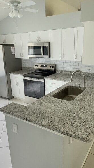 Kitchen - 9211 Palm Tree Dr