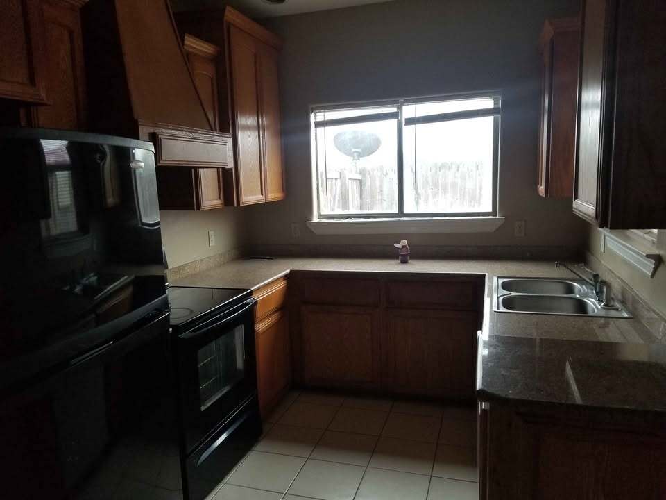 Building Photo - 1409 W Kiwi Ave