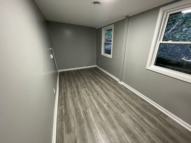 Building Photo - Newly Updated 2 bedroom apartment with an ...