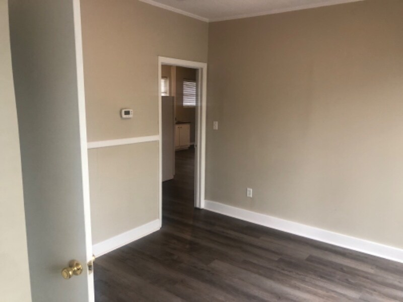 Building Photo - 208 S Center St