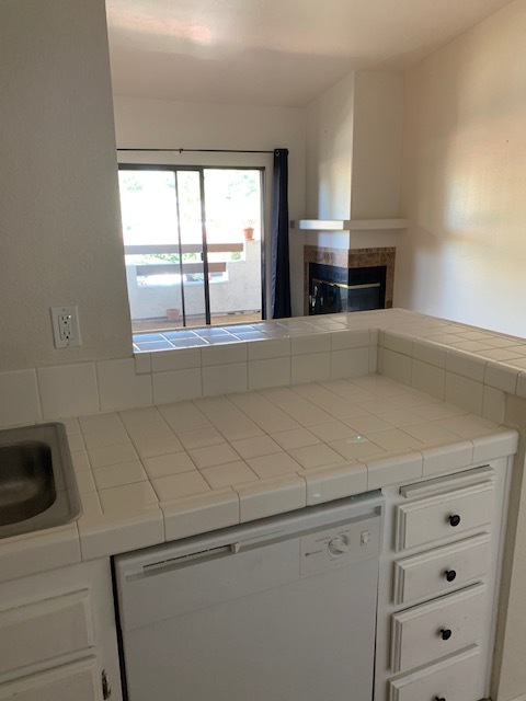 Kitchen Counter - 2425 Cranston Dr