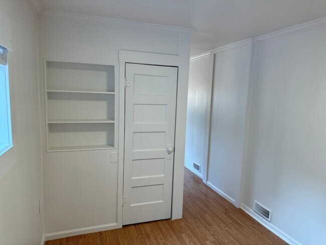 Building Photo - Updated 3 bedroom 2 bathroom duplex in his...