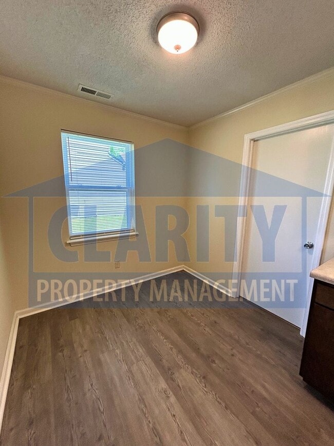 Building Photo - Two bedroom townhome w/ cathedral ceilings!