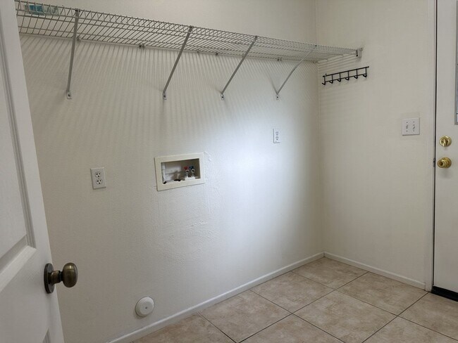 Building Photo - "Charming 3-Bedroom Riverside Retreat with 2.5 Baths – 1598 Sq Ft of Comfort on Winterberry Drive!"