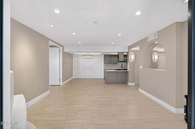 Building Photo - 7557 N Dreamy Draw Dr