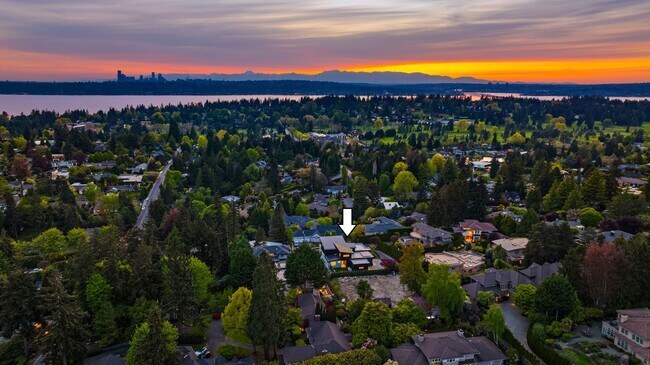 Building Photo - 7Bd/6Ba Bellevue Home